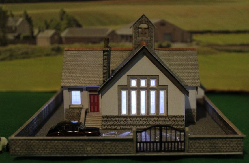 Metcalfe PN153, N Gauge Village School with Lighting, ready-Made.