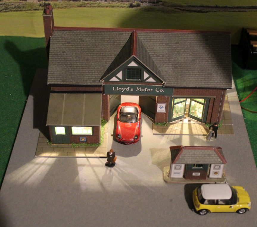Superquick Lit Garage, opening doors, pumps “00” diorama.