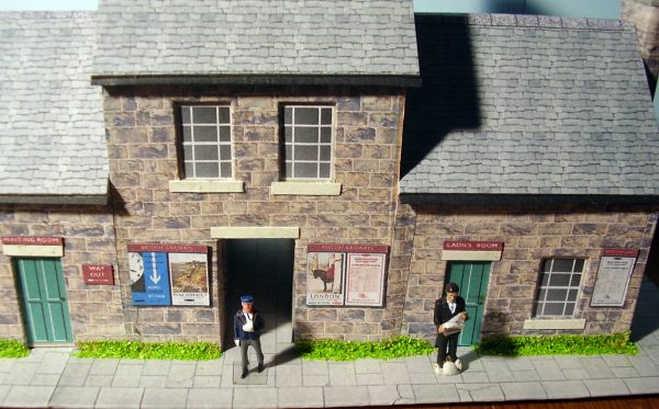 Victorian Station in Stone, 00 Scale, ready-made. - Image 2