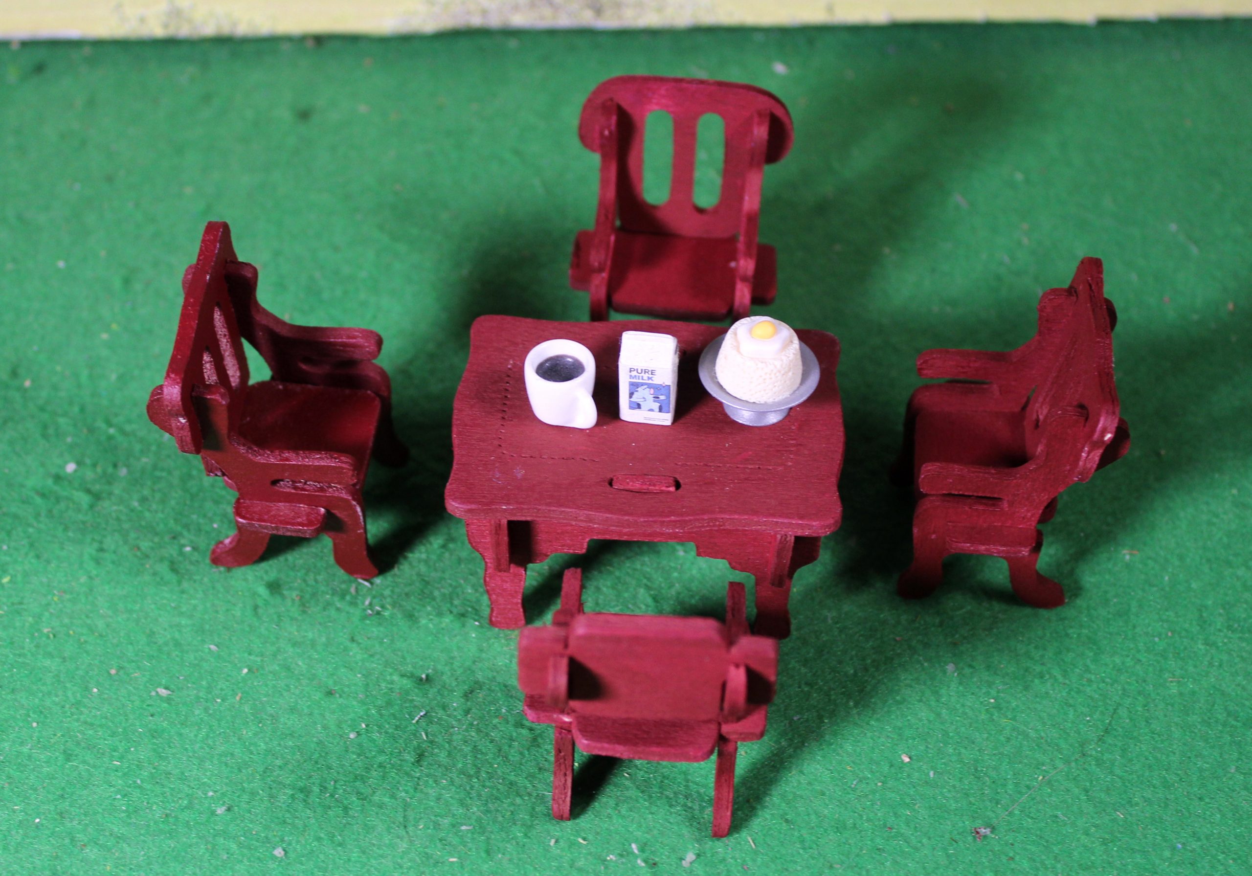 1:24 scale, Dolls House, Mahogany Style Table & Chairs Set.