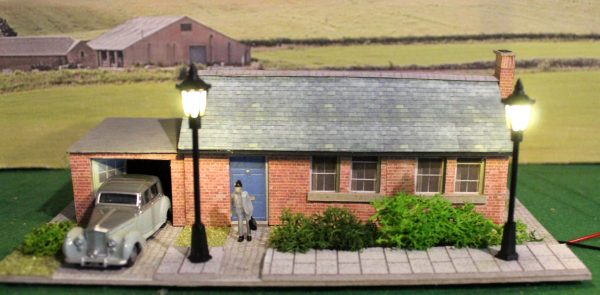 Large Bungalow With Street Lights and Garden ,00 scale,  ** ready made **