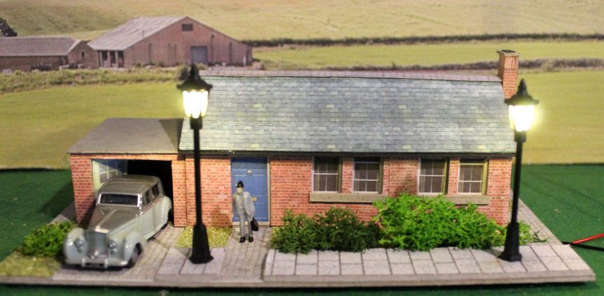 Large Bungalow With Street Lights and Garden ,00 scale,  ** ready made **