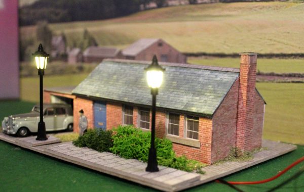 Large Bungalow With Street Lights and Garden ,00 scale,  ** ready made ** - Image 2