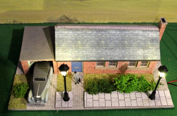 Large Bungalow With Street Lights and Garden ,00 scale,  ** ready made ** - Image 3