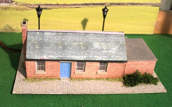 Large Bungalow With Street Lights and Garden ,00 scale,  ** ready made ** - Image 4