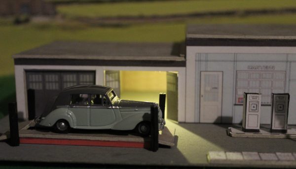 Kingsway, 00 scale, Lit Taxi Depot with Ramp & Pumps, **ready-made**. - Image 3
