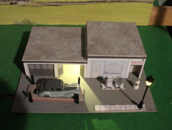 Kingsway, 00 scale, Lit Taxi Depot with Ramp & Pumps, **ready-made**. - Image 4