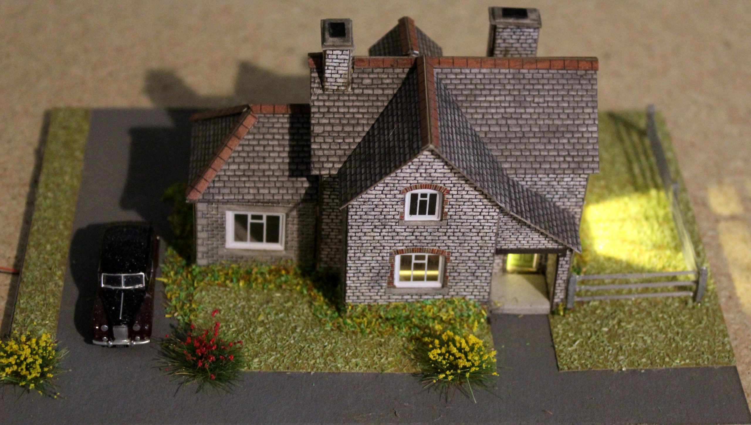 Metcalfe, N scale Cottage lit version with garden, Ready-Made.