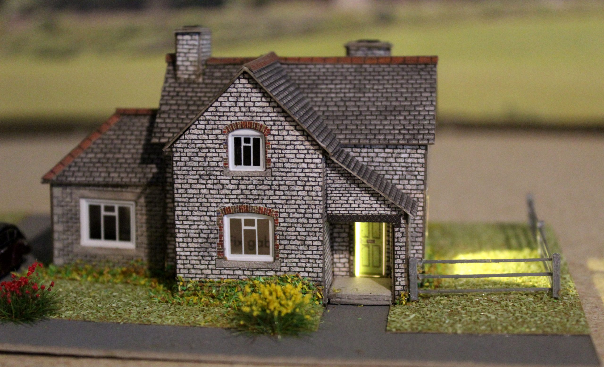 Metcalfe, N scale Cottage lit version with garden, Ready-Made. - Image 2