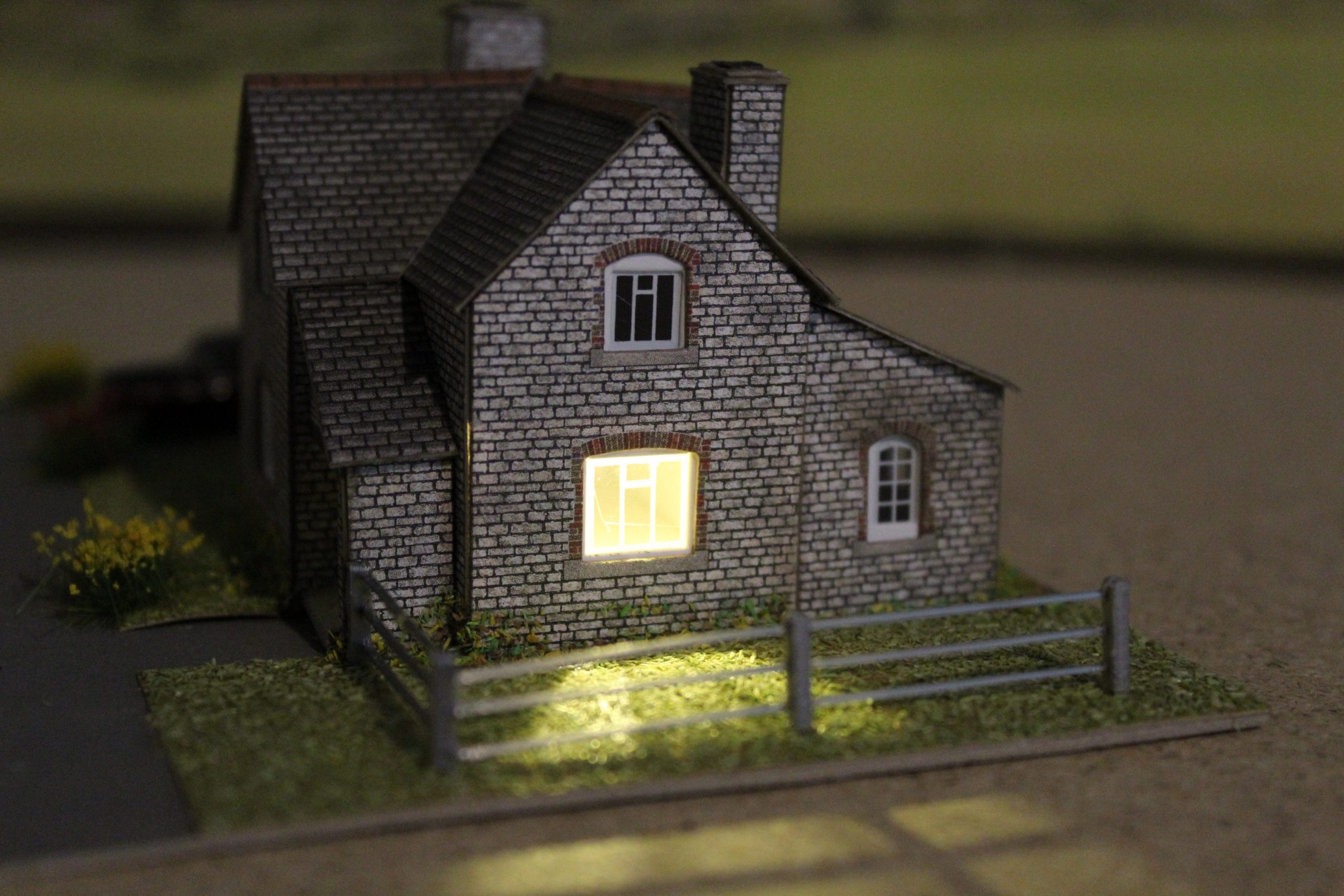Metcalfe, N scale Cottage lit version with garden, Ready-Made. - Image 3