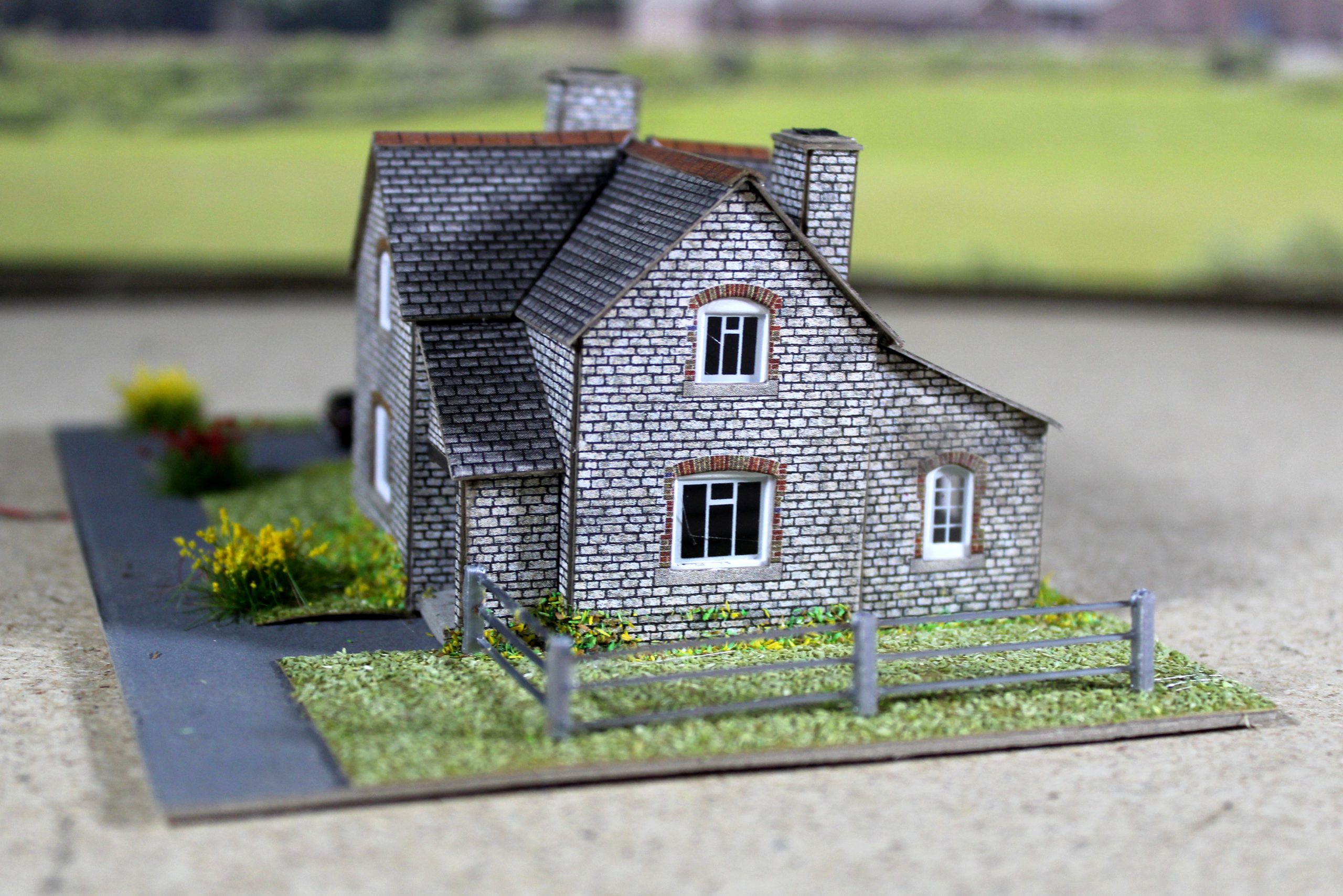 Metcalfe, N scale Cottage lit version with garden, Ready-Made. - Image 6