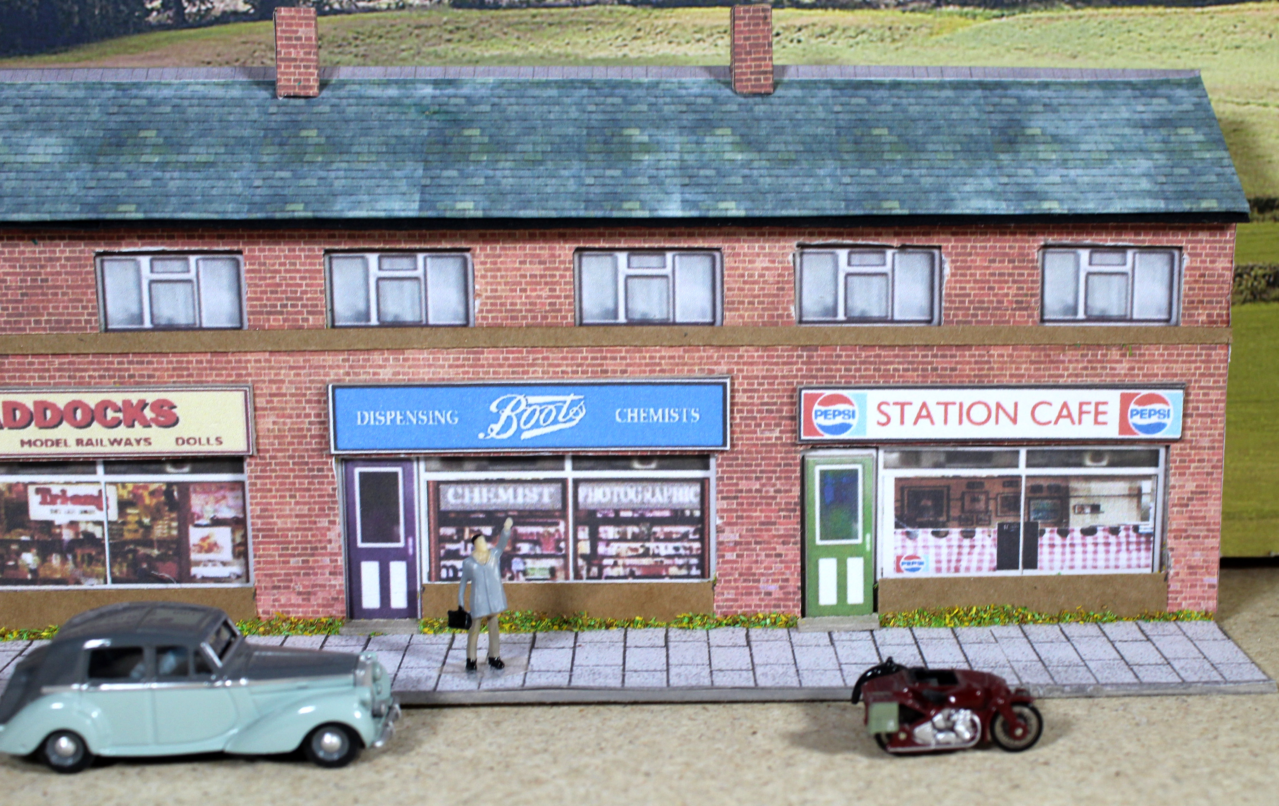 00 scale budget shops unit #1 in brick, Toy shop, Chemist, Café, Ready-Made - Image 3