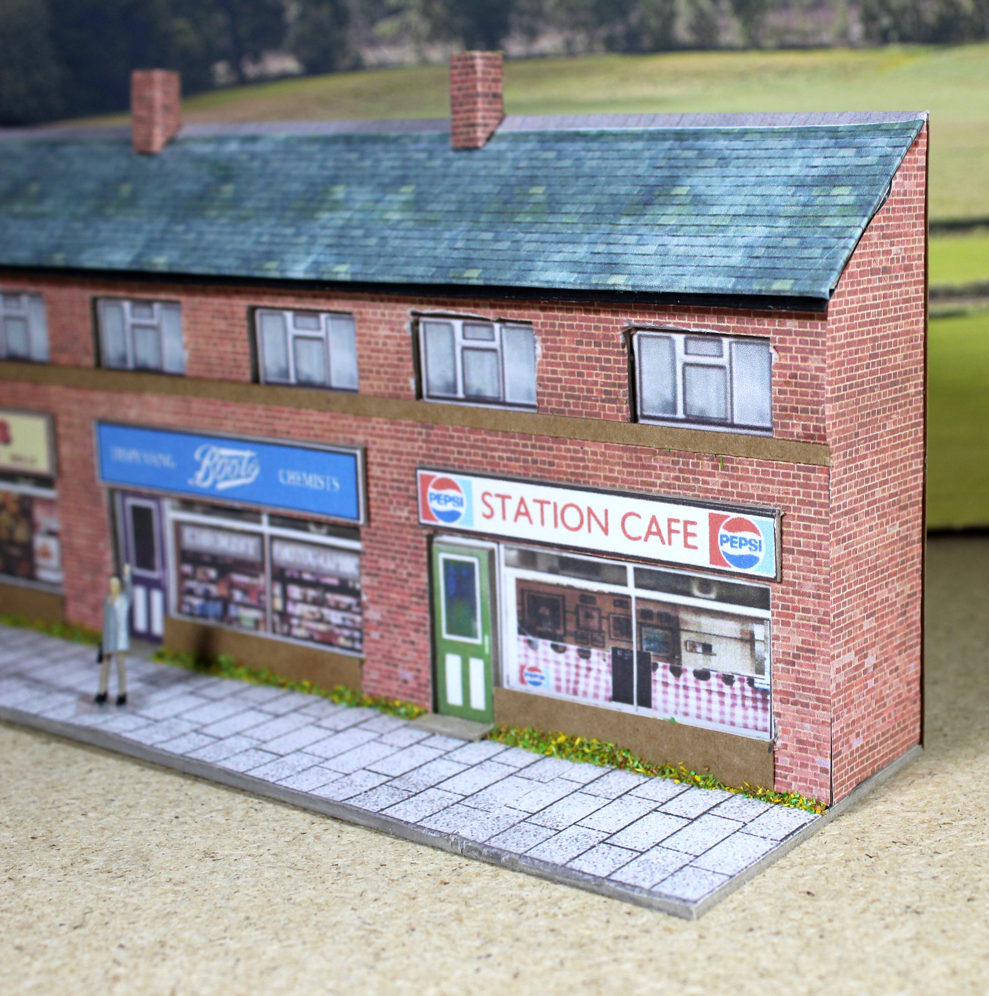 00 scale budget shops unit #1 in brick, Toy shop, Chemist, Café, Ready-Made - Image 4