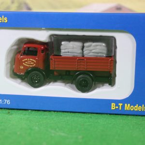 B-T Models 1/76 00 Scale DB11 Karrier Bantam Tipper Sand & gravel.